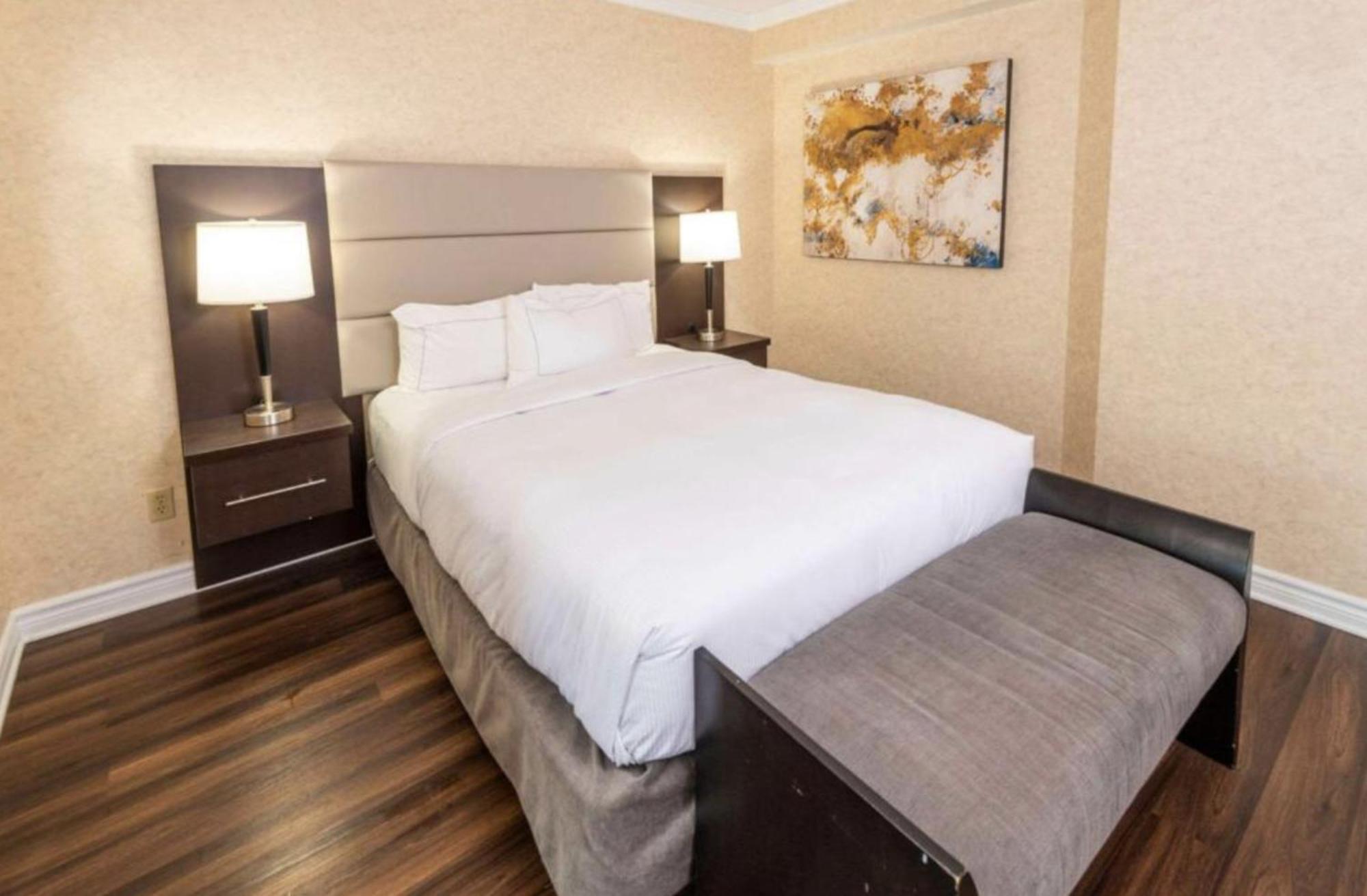 One Room Queen Suite Sofa bed Non Smoking